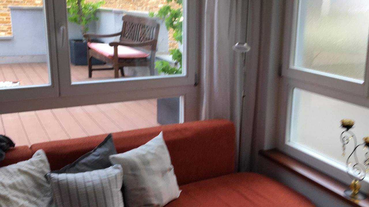 Wohnzimmer_Couch_ mit Blick auf die Terrasse Wohnzimmer_Couch_ mit Blick auf die Terrasse